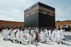 Prospective Indonesian haj pilgrims practice circumambulation rituals on April 5, 2026, around a replica of the Kaaba, Islam&rsquo;s holiest shrine, at the Al Mahmudah Manasik Training Center (AMTC), a haj training facility featuring the replica, in South Tangerang.