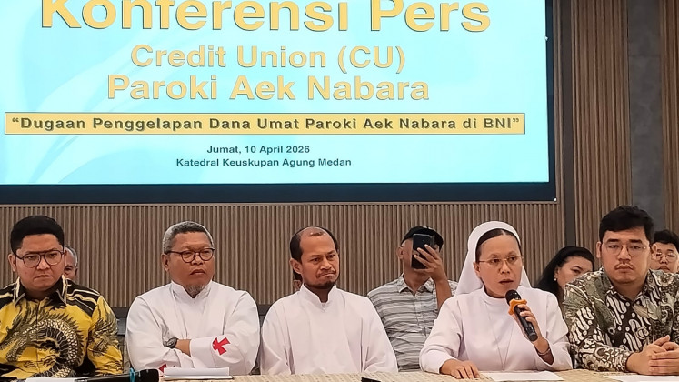 Treasurer at St. Fransiscus Asisi Catholic church parish in Aek Nabara, Labuhanbatu regency, North Sumatra, Sr. Natalia Situmorang (second right), speaks during a press conference at the Medan Diocese Cathedral's hall in Medan on April 10 while being accompanied by parish chairman Father Yonas Sandra Mallisa (center) and Father Amandus Rejino Santosa. The parish requested state-owned lender Bank BNI return the parish credit union funds of Rp 28 billion (US$1.63 million) embezzled by a former employee of BNI.