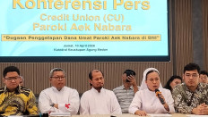 Treasurer at St. Fransiscus Asisi Catholic church parish in Aek Nabara, Labuhanbatu regency, North Sumatra, Sr. Natalia Situmorang (second right), speaks during a press conference at the Medan Diocese Cathedral's hall in Medan on April 10 while being accompanied by parish chairman Father Yonas Sandra Mallisa (center) and Father Amandus Rejino Santosa. The parish requested state-owned lender Bank BNI return the parish credit union funds of Rp 28 billion (US$1.63 million) embezzled by a former employee of BNI.