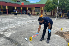 Detectives from Siak Police Crime Investigation Unit (Satreskrim) collect evidence following the death of a student after his 3D-rifle exploded on April 8, at Sains Tahfiz Islamic Center Junior High School in Siak regency, Riau. Before he performed the demonstration, the victim asked his teammates to disperse and move away before he demonstrated the rifle himself.