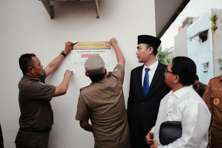 Officials remove a seal from the Tesalonika Ecumenical Communion of Christians (POUK) prayer house on April 7, 2026, four days after the facility in Teluknaga, Tangerang, Banten, was closed due to a permit dispute.