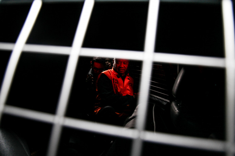 Facing prosecution: Tulungagung Regent Gatut Sunu Wibowo enters a detention vehicle after undergoing questioning on April 12 at the Corruption Eradication Commission (KPK) headquarters in Jakarta. The KPK has named him a suspect in a case involving extortion and other illicit payments within the Tulungagung administration.