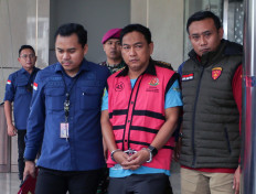 Straight to jail: Attorney General&rsquo;s Office (AGO) investigators escort chief ombudsman Hery Susanto (second right) to a detention center in Jakarta on Thursday, April 16, 2026, after it was announced that he is a suspect in a bribery case around nickel mining governance in North Sulawesi.