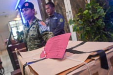 Military tribunal?: An Indonesian Military (TNI) soldier stands guard on Thursday, April 16, 2026, next to case files related to the alleged acid attack on Commission for Missing Persons and Victims of Violence (Kontras) deputy coordinator Andrie Yunus at the Military Court in Jakarta.