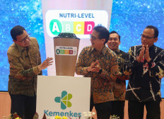 BPOM chief Taruna Ikrar (left) and Health Minister Budi Gunadi Sadikin (second right) look at an example of a Nutri-Level label during the launch event on April 14 in Jakarta.