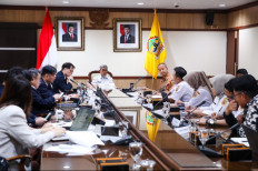 Central Java Provincial Secretary Sumarno (center) receives officials from Chungbuk Health and Science University (left row) from Chungcheongbuk-do province from South Korea on April 15 at his office in Semarang. Central Java plans to send 62 students from poor families to study in the South Korean province as part of a sister province cooperation. 