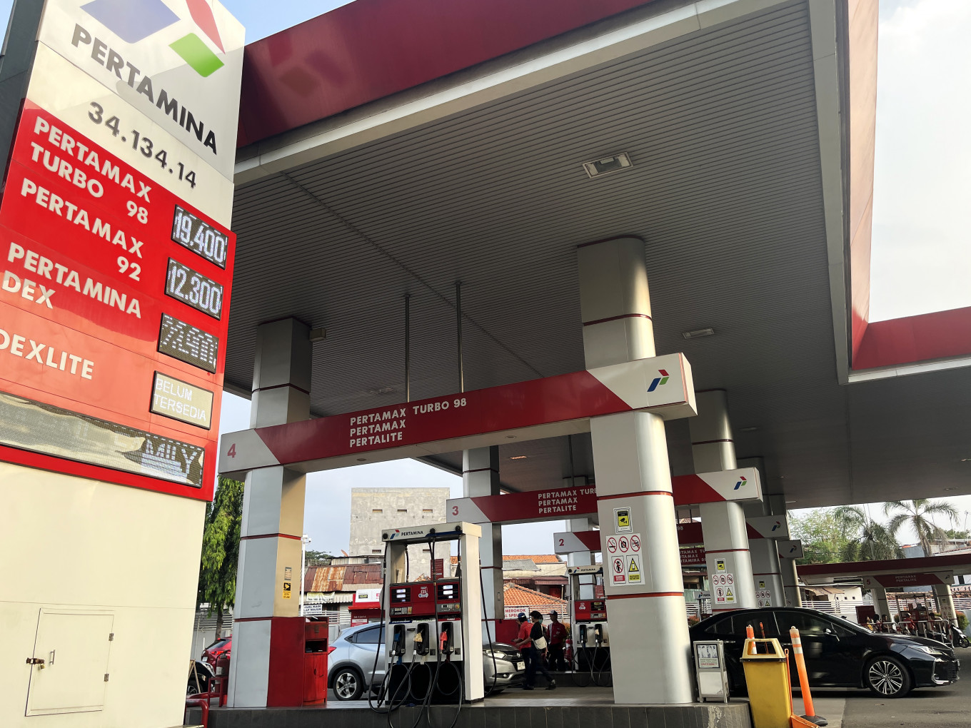 A fuel price board is displayed on Sunday at a gas station on Jl. Jenderal Basuki Rachmat in East Jakarta. In Jakarta, prices for nonsubsidized fuels have risen sharply, with Pertamax Turbo (RON 98) increasing to Rp 19,400 (US$1.13) per liter from Rp 13,100, Dexlite to Rp 23,600 per liter from Rp 14,200 and Pertamina Dex to Rp 23,900 per liter from Rp 14,500. No significant lines were seen at the time the photo was taken, a day after the price increase.