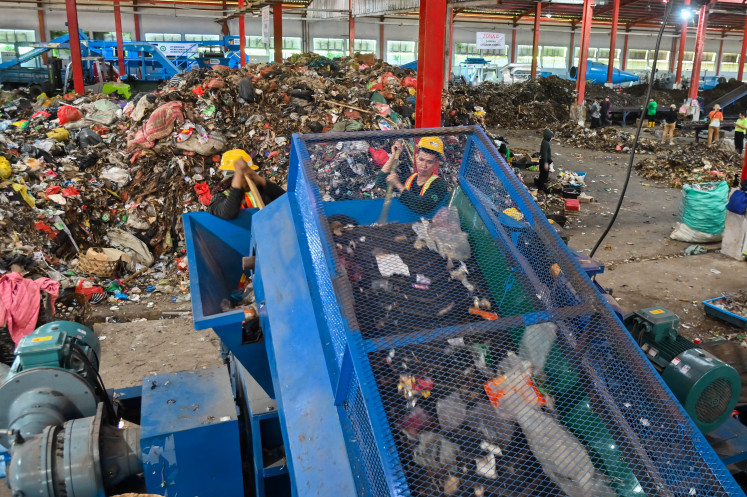 Sort it right: Workers sort waste on April 17, 2026, at the Tahura integrated waste processing facility (TPST) in Denpasar, Bali. The local administration has continued to increase the facility&rsquo;s processing capacity, which currently handles 180 tonnes of waste per day, to address waste management issues in the Denpasar area.