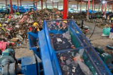 Sort it right: Workers sort waste on April 17, 2026, at the Tahura integrated waste processing facility (TPST) in Denpasar, Bali. The local administration has continued to increase the facility&rsquo;s processing capacity, which currently handles 180 tonnes of waste per day, to address waste management issues in the Denpasar area.