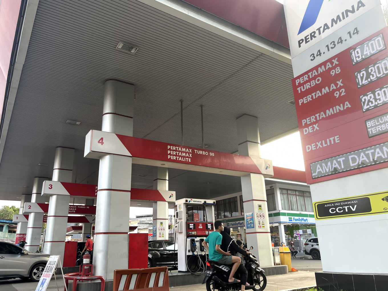 A fuel price board is displayed on Sunday at a gas station on Jl. Jenderal Basuki Rachmat in East Jakarta. In Jakarta, prices for nonsubsidized fuels have risen sharply, with Pertamax Turbo (RON 98) increasing to Rp 19,400 (US$1.13) per liter from Rp 13,100, Dexlite to Rp 23,600 per liter from Rp 14,200 and Pertamina Dex to Rp 23,900 per liter from Rp 14,500. No significant lines were seen at the time the photo was taken, a day after the price increase. 