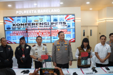 Batam, Rempang and Galang (Barelang) City Police chief Sr. Comr. Anggoro Wicaksono (center) is flanked by Batam Immigration Office head Wahyu Eka Putra (third left) and Batam Indonesian Migrant Workers Protection Service Post (P4MI) head Indah Wulandari Situmeang (third right) on April 20, 2026, during a press conference on preventing the departues of 43 illegal migrant workers to Malaysia at Barelang City Police headquarters in Batam, Riau Islands. The police have named two suspects in the case.