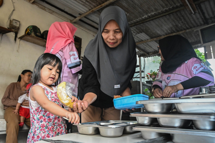 Free meal beneficiaries: Children receive free nutritious meals on April 7 in Slipi, West Jakarta. The government has spent Rp 44 trillion (US$2.57 billion) on the program, reaching 61.62 million beneficiaries as of March 9 out of a total allocated budget of Rp 335 trillion for the program this year.
