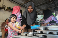 Free meal beneficiaries: Children receive free nutritious meals on April 7 in Slipi, West Jakarta. The government has spent Rp 44 trillion (US$2.57 billion) on the program, reaching 61.62 million beneficiaries as of March 9 out of a total allocated budget of Rp 335 trillion for the program this year.