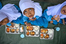 Nourishing program: Kindergarten students eat meals on April 23 supplied by the government&rsquo;s free nutritious meal program in Banda Aceh, Aceh.