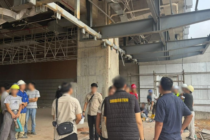 Batam Immigration Office officers raid the Opus Bay luxurious apartment construction site on April 21, 2026, detaining 29 Chinese nationals who were working without proper permits in Marina Bay, Batam city, Riau Islands. As the workers were conducting physical work incompatible with their stay permits, the immigration authorities may have to deport them.