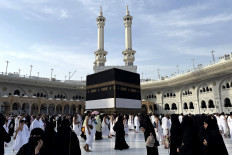 Pilgrims perform tawaf (walking around the Kaaba) on April 23, 2026, at the Grand Mosque in Mecca, Saudi Arabia. For the 2026 haj season, Indonesia is sending about 221,000 pilgrims, consisting of 203,320 regular pilgrims (92 percent) and 17,680 special pilgrims (8 percent).