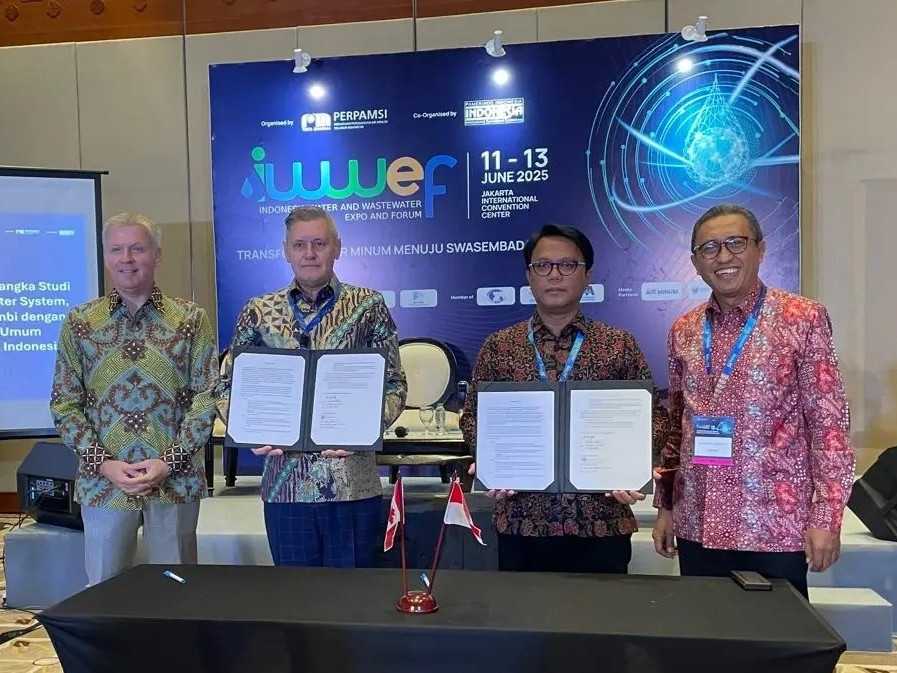 GHD Indonesia country manager Phil Baker (second left) and Jambi city-owned clean water company Perumdam Tirta Mayang president director Dwike Riantara (second right) show a Letter of Intent (LoI) document while being flanked by Canadian Ambassador to Jakarta Jess Dutton (left) and the Indonesian Water Association (Perpamsi) chairman Arief Wisnu Cahyono during an event in June 2025 in Jakarta. The LoI aims to transform how Jambi city collects, records and manages water data to improve operations and customer service.