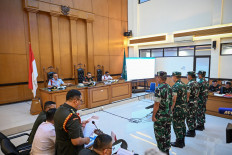 Jakarta Military Court Judge Col. Fredy Ferdian Isnartanto (second left) presides over the indictment hearing against the four defendants in the acid attack against human rights activist Andrie Yunus on April 29 at the Jakarta Military Court building in East Jakarta.