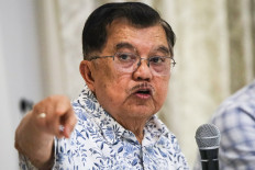 Former vice president Jusuf Kalla speaks to the press on April 18 in his residence in Jakarta. Kalla denies allegations of blasphemy over remarks he made during a public lecture in March and says his comments were taken out of context in a way that defames him. 