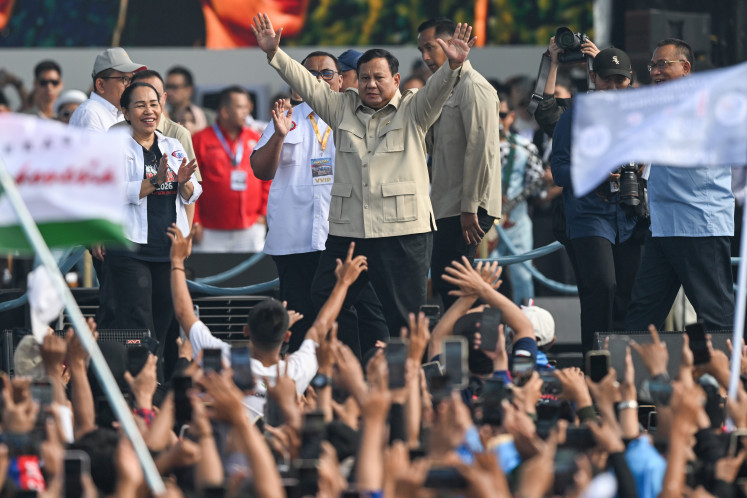 Prabowo Subianto (center) greets workers during International Workers&rsquo; Day, or May Day 2026, celebrations at the National Monument (Monas) in Jakarta, Friday (May 1, 2026).
During May Day 2026, workers called for the passage of a labor bill, the abolition of outsourcing and the rejection of low wages, while also voicing concerns over the impact of global conflicts that could potentially trigger waves of layoffs. 