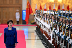 Japan&rsquo;s Prime Minister Sanae Takaichi reviews a guard of honor on May 2, 2026, during a welcoming ceremony at the Government Office in Hanoi.