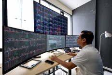 A stock trader monitors the Jakarta Composite Index (JCI) in South Tangerang, Banten, on April 8, 2025.