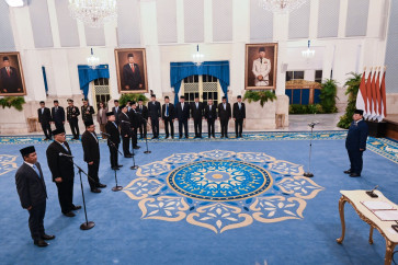 President Prabowo Subianto (right) leads the inauguration of new Cabinet officials at the Presidential Palace Complex in Central Jakarta on April 27, 2026. A total of six new officials filled positions in the reshuffle of the Red and White Cabinet, including Jumhur Hidayat as minister of environment, Hanif Faisol as deputy coordinating minister for food, Gen. (Ret.) Dudung Abdurachman as head of the presidential staff office, Muhammad Qodari as head of the government communications agency, Hasan Nasbi as special advisor to the president for communications, and Abdul Kadir Karding as head of the national quarantine agency. 