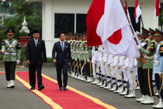 Japan's Defense Minister Shinjiro Koizumi with Indonesia's Defense Minister Sjafrie Sjamsoeddin inspects the honor guard during a welcome ceremony on May 4 in Jakarta. 