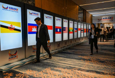 Screens display flags of ASEAN member countries at a hallway at the Nustar Hotel during the ASEAN Foreign Ministers' Retreat in Cebu City, the Philippines, on Jan. 28, 2026. 