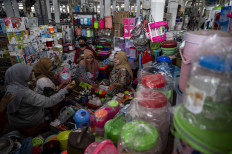 Costly plastic: Residents buy plastic products on April 6 at Johar Market in Semarang, Central Java. Prices of plastic-based products at the market have risen since early April due to disrupted raw material imports from the Middle East.