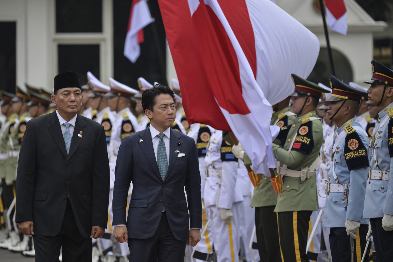 Strong together: Defense Minister Sjafrie Sjamsoeddin (left) and Japan&rsquo;s Defense Minister Shinjiro Koizumi inspect the honor guard on May 4 during a welcome ceremony at the Defense Ministry office in Jakarta.