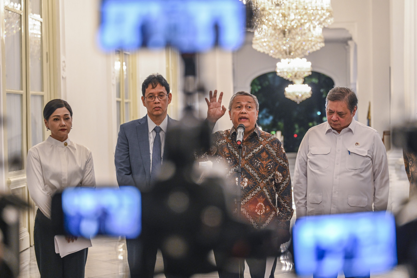 Bank Indonesia Governor Perry Warjiyo (second right), Coordinating Minister for Economic Affairs Airlangga Hartarto (right), Finance Minister Purbaya Yudhi Sadewa (second left) and Financial Services Authority (OJK) chief Friderica Widyasari (left) deliver a press statement after a meeting with President Prabowo Subianto on May 5 at the Merdeka Palace in Jakarta. The president met with the Financial System Stability Committee (KSSK) to discuss financing diversification measures to strengthen the rupiah&rsquo;s exchange rate stability. 