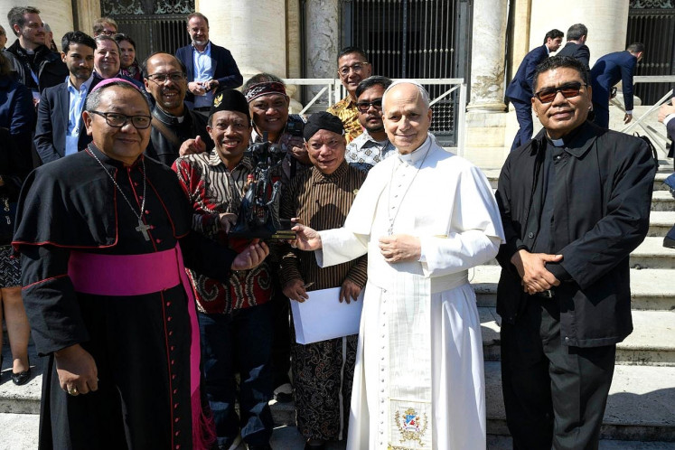 Lingua sancta: Pope Leo XIV (second right), accompanied by secretary of the Holy See&rsquo;s Dicastery for Interreligious Dialogue Father Markus Solo Kewuta (right), takes a family photo with head of Social Communication at the Indonesian Conference of Bishops (KWI) Mgr. Agustinus Tri Budi Utomo (left) and members of the Indonesian Catholic Journalist Association outside St. Peter&rsquo;s Basilica in Vatican on March 25, 2026, prior to the signing of Vatican News&rsquo; acceptance of Indonesian as one of its official languages.