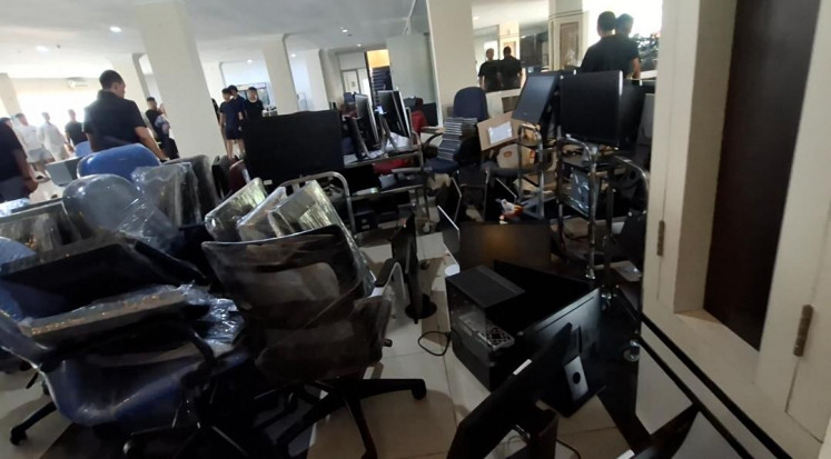 Officers from Batam Immigration Office raid an international scam center syndicate on April 6 operating out of Baloi View Apartment in Batam city, Riau Islands. Officers detained hundreds of foreigners and confiscated hundreds of digital devices used in the scam operations.