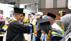 The rector of Lambung Mangkurat University, Prof. Ahmad Alim Bachri, turns the tassel for the top graduates at the faculty level at the ULM Auditorium, Banjarbaru, Banjarmasin, South Kalimantan, on July 3, 2024.

