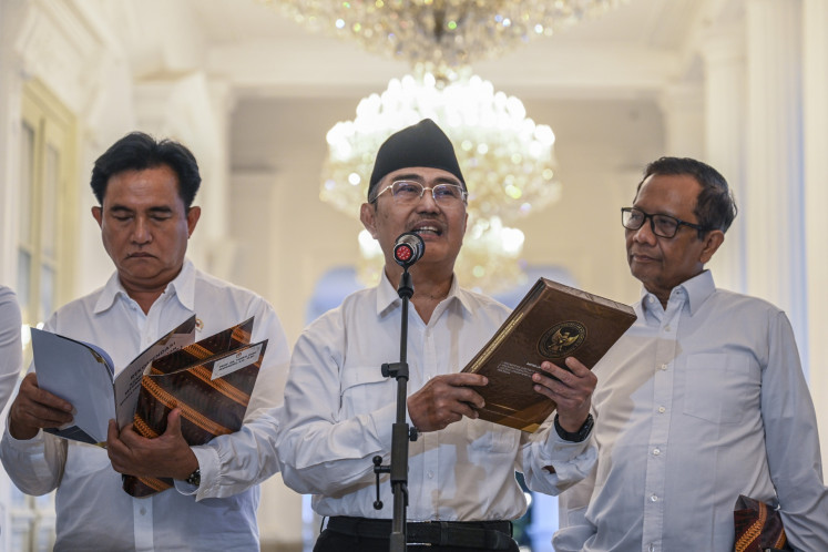 Police Reform Acceleration Committee chair Jimly Asshiddiqie (center) as well as members Yusril Ihza Mahendra (left) and Mahfud MD (right) speak to journalists during a press briefing at the Presidential Palace complex in Jakarta on May 5, 2026. The committee members met with President Prabowo Subianto to submit their six-point proposal to reform the National Police.