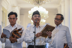 Police Reform Acceleration Committee chair Jimly Asshiddiqie (center) as well as members Yusril Ihza Mahendra (left) and Mahfud MD (right) speak to journalists during a press briefing at the Presidential Palace complex in Jakarta on May 5, 2026. The committee members met with President Prabowo Subianto to submit their six-point proposal to reform the National Police.