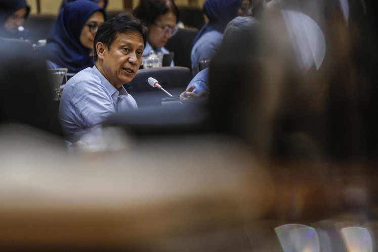 Health Minister Budi Gunadi Sadikin delivers a presentation on April 20 during a meeting with House of Representatives Commission IX at the Senayan parliamentary complex, Jakarta. The meeting discussed the handling of extraordinary outbreaks of measles and other infectious diseases, as well as an evaluation of the national immunization program. 