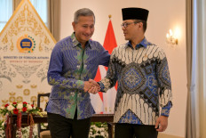 Foreign Minister Sugiono (right) shakes hands with his Singaporean counterpart Vivian Balakrishnan on Tuesday during their meeting at the Foreign Ministry in Jakarta.