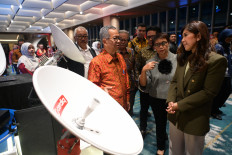 PT Pasifik Satelit Nusantara chief executive officer Adi Rahman Adiwoso (left) speaks on May 12, 2026, with Communications and Digital Minister Meutya Hafid (right) during the launch ceremony for the Nusantara 5 (N5) satellite operations in Jakarta.
