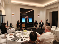 Moderator David Johnson introduces the speakers (left to right): Sherona Shng, Regional Vice President of Operations, Asia, Langham Hospitality Group and Jesper Palmqvist, Regional Vice President, Asia Pacific, STR, prior to the Indonesia Tourism Xchange 2026 (ITX 2026) talk show on May 12 at The Langham, Jakarta. The discussion focused on luxury tourism trends and STR data on Indonesia&rsquo;s luxury hotel market.