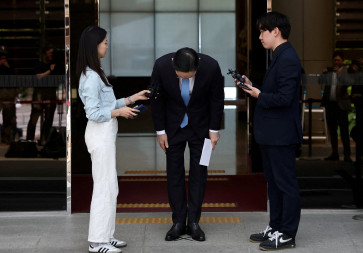 Samsung Electronics Chairman Jay Y. Lee bows as he apologizes over Samsung's labor dispute in his first public comments on the issue, in Seoul, on May 16, 2026.
