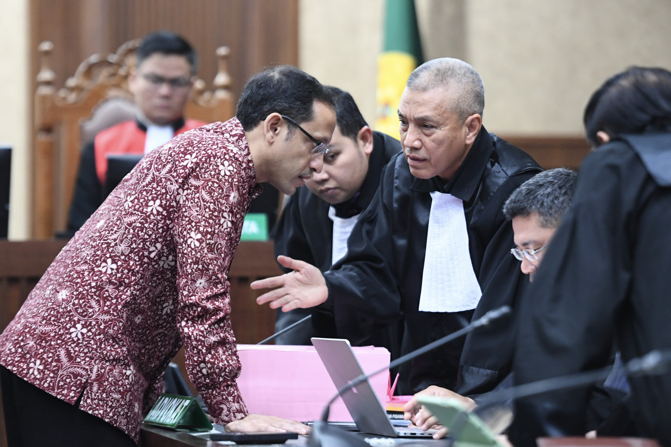 Nadiem Makarim, former education minister and cofounder of ride-hailing firm Gojek, speaks with his legal team during a hearing on May 13 at the Jakarta Corruption Court, over alleged corruption related to the procurement of Google Chromebook laptops. Prosecutors from the Attorney General&rsquo;s Office (AGO) are seeking an 18-year prison sentence, Rp 5.6 trillion in restitution to the state and a Rp 1 billion fine, alleging that Nadiem manipulated the procurement process and enriched himself during his tenure as education minister.