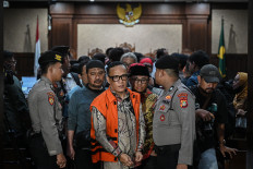 Immanuel &ldquo;Noel&rdquo; Ebenezer (center), former deputy manpower minister and defendant in the extortion case tied to workplace safety certifications at the ministry, exits the courtroom on May 18, 2026, during recess at the Jakarta Corruption Court, Central Jakarta. Prosecutors have demanded a five-year prison sentence for Noel.