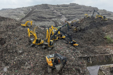 A search and rescue team uses heavy machinery on March 9, 2026, the day after a landslide at the Bantargebang landfill in Bekasi, West Java, the country&rsquo;s biggest, buried garbage trucks, food stalls and 13 people, killing seven. 