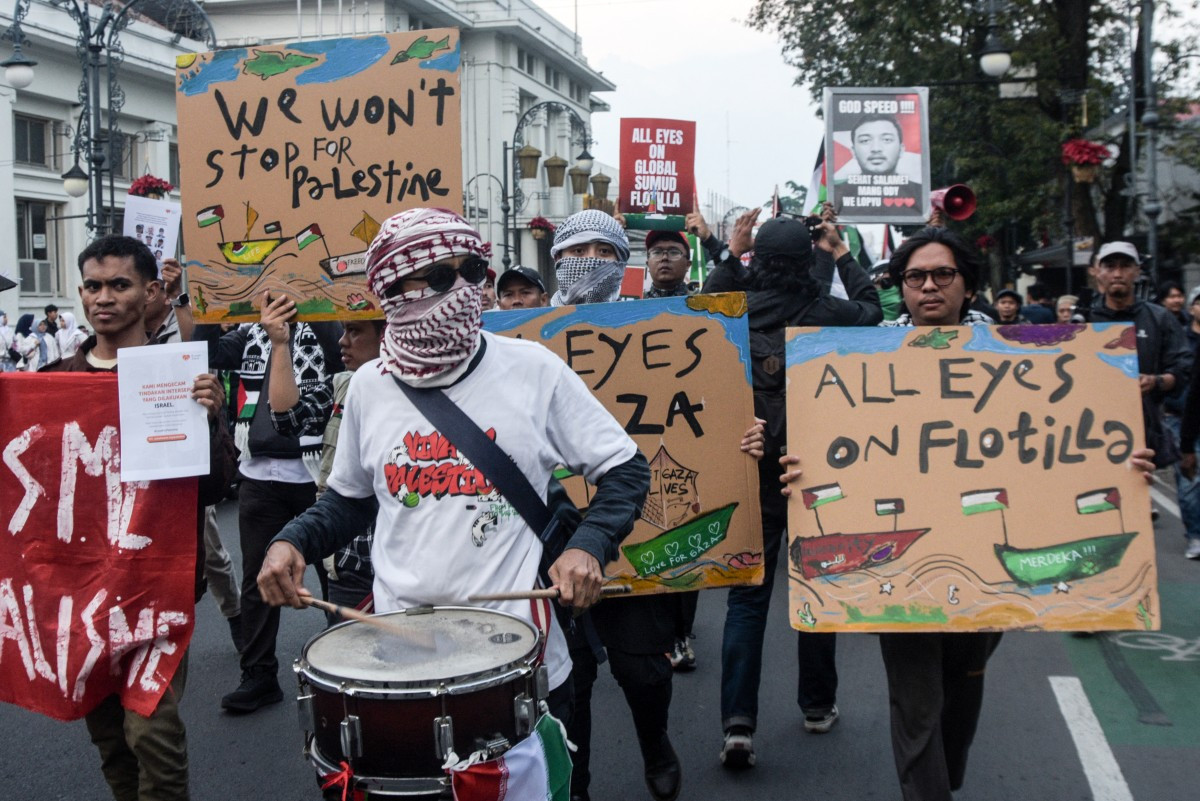 Activists hold a rally against Israel's interception of ships participating in the Global Sumud Flotilla, a civilian-led humanitarian aid mission to Gaza by sea, on May 19 in Bandung, West Java.