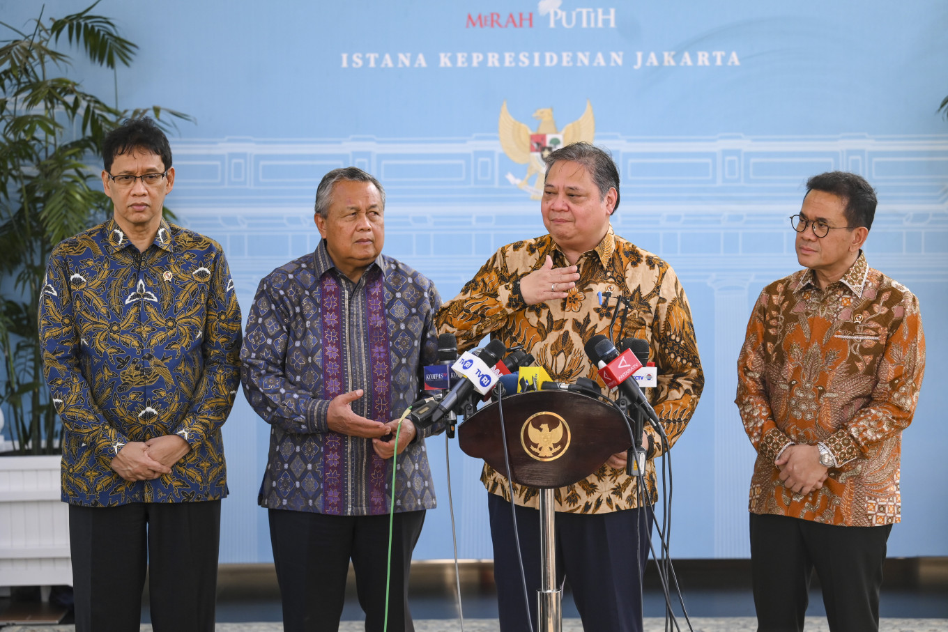 Coordinating Economy Minister Airlangga Hartarto (second right) addresses a press briefing on May 21, 2026, after attending a meeting chaired by President Prabowo Subianto at the Presidential Palace Complex in Central Jakarta. Accompanying him are (from left) Finance Minister Purbaya Yudhi Sadewa, former Bank Indonesia governor Perry Warjiyo and Trade Minister Budi Santoso.