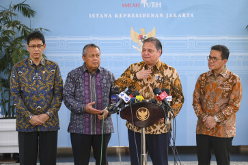 Coordinating Economy Minister Airlangga Hartarto (second right) addresses a press briefing on May 21, 2026, after attending a meeting chaired by President Prabowo Subianto at the Presidential Palace Complex in Central Jakarta. Accompanying him are (from left) Finance Minister Purbaya Yudhi Sadewa, former Bank Indonesia governor Perry Warjiyo and Trade Minister Budi Santoso.