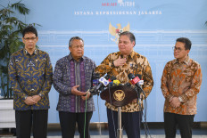 Coordinating Economy Minister Airlangga Hartarto (second right) addresses a press briefing on May 21, 2026, after attending a meeting chaired by President Prabowo Subianto at the Presidential Palace Complex in Central Jakarta. Accompanying him are (from left) Finance Minister Purbaya Yudhi Sadewa, former Bank Indonesia governor Perry Warjiyo and Trade Minister Budi Santoso.