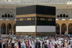 Muslim worshippers gather to pray around the Kaaba, Islam's holiest shrine, at the Grand Mosque complex in the holy city of Mecca in Saudi Arabia on May 22, 2026 ahead of the annual haj.